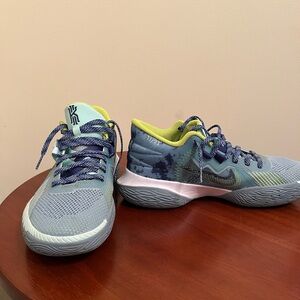 Nike Kyrie5 Men’s Basketball sneakers size 7.5